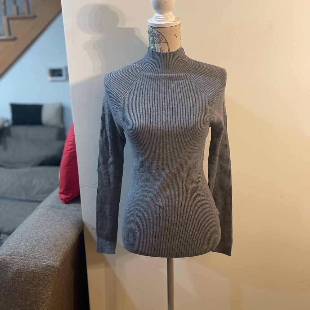 Tahari Gray Ribbed Mock Neck Long Sleeve Top